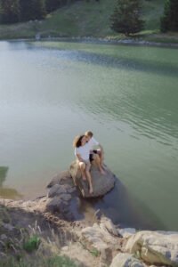 shooting couple montagne alpes lac