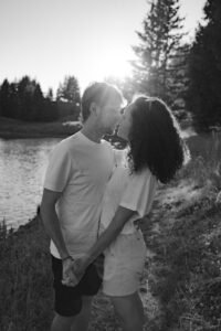 shooting couple montagne alpes lac