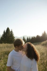 shooting couple montagne alpes lac